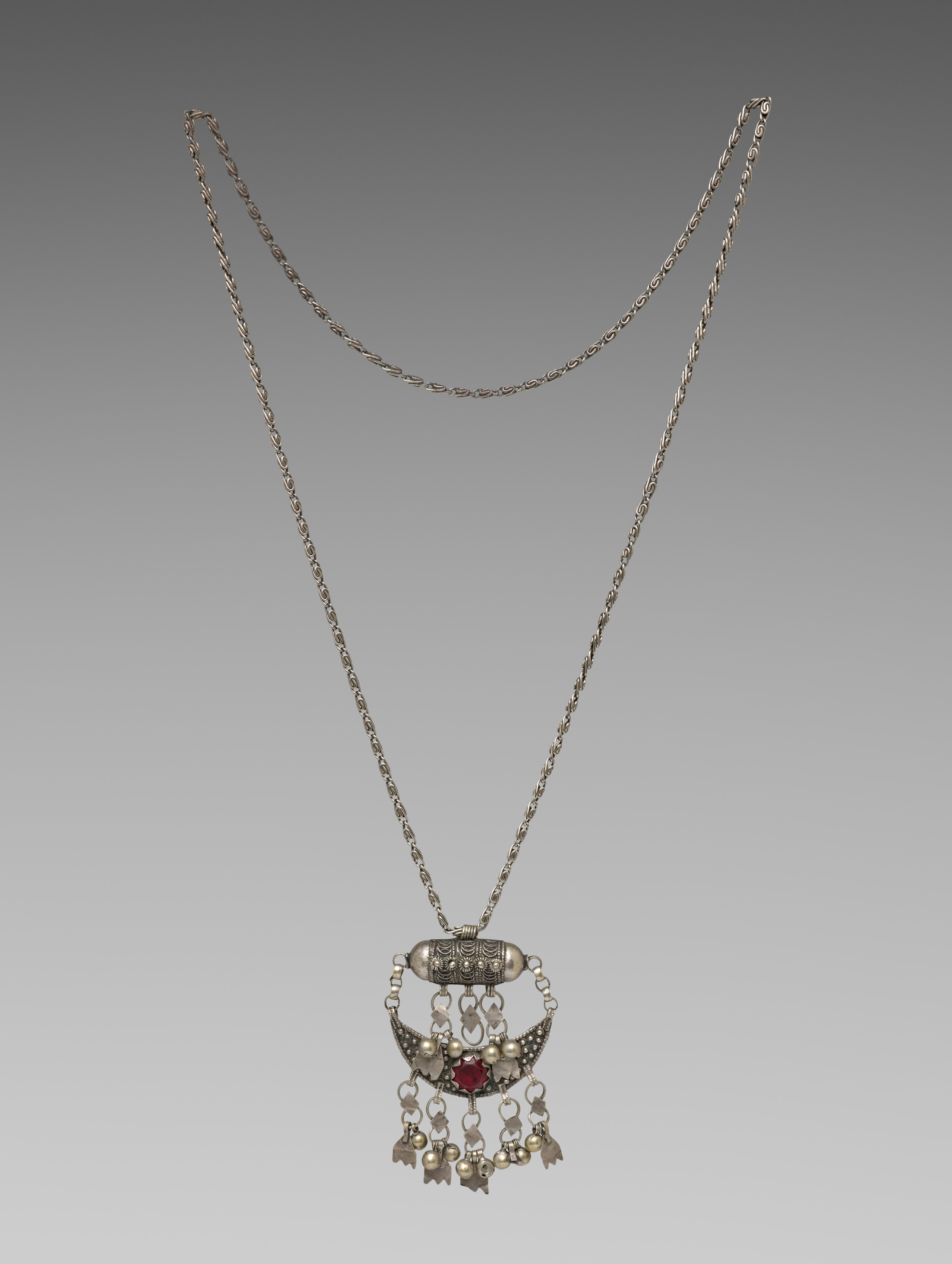 Necklace with pendant (waqari or wakari?)